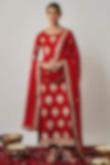 Red Viscose Georgette Zari & Cutdana Embellished Kurta Set by Renee Label at Pernia's Pop Up Shop