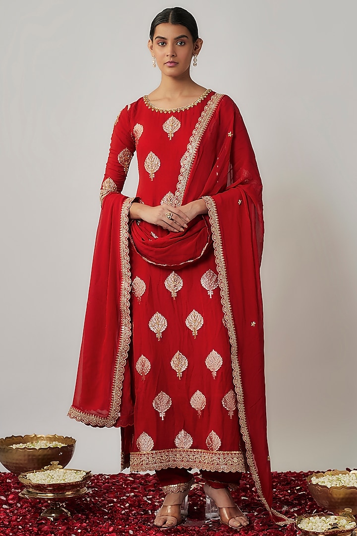 Red Viscose Georgette Zari & Cutdana Embellished Kurta Set by Renee Label at Pernia's Pop Up Shop