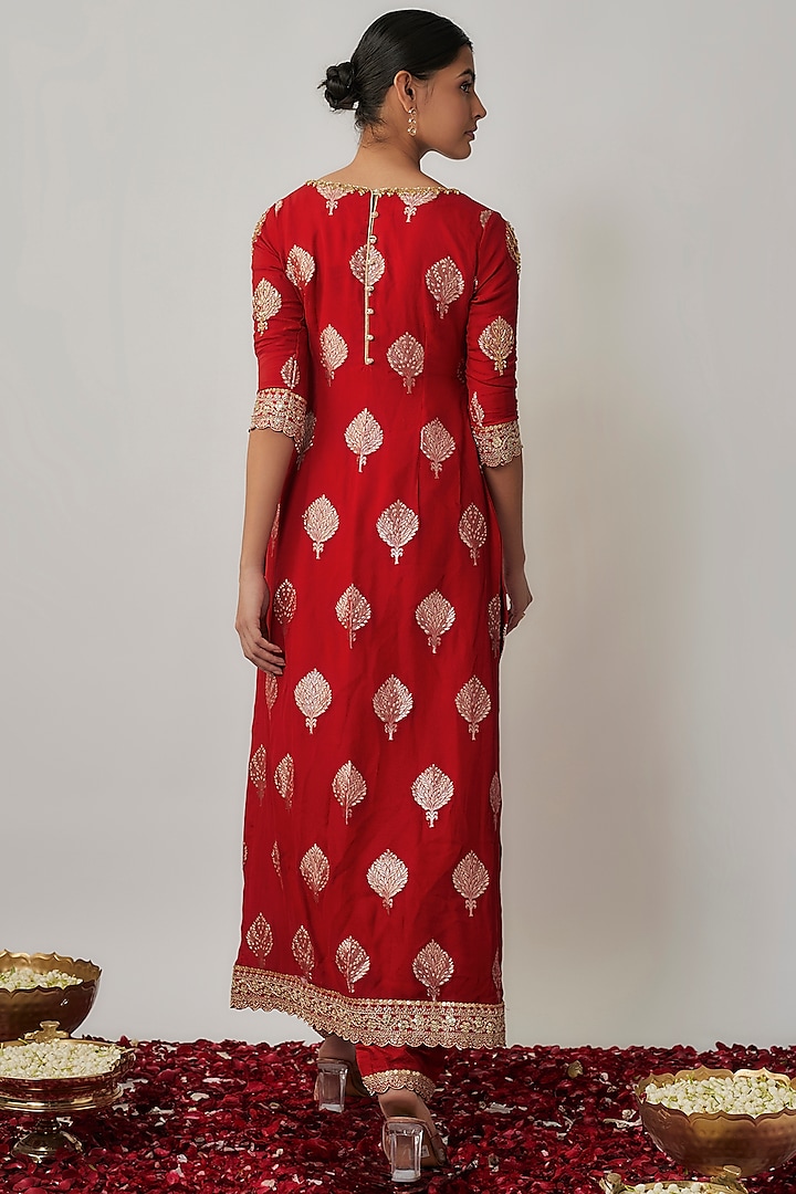 Red Viscose Georgette Zari & Cutdana Embellished Kurta Set by Renee Label at Pernia's Pop Up Shop