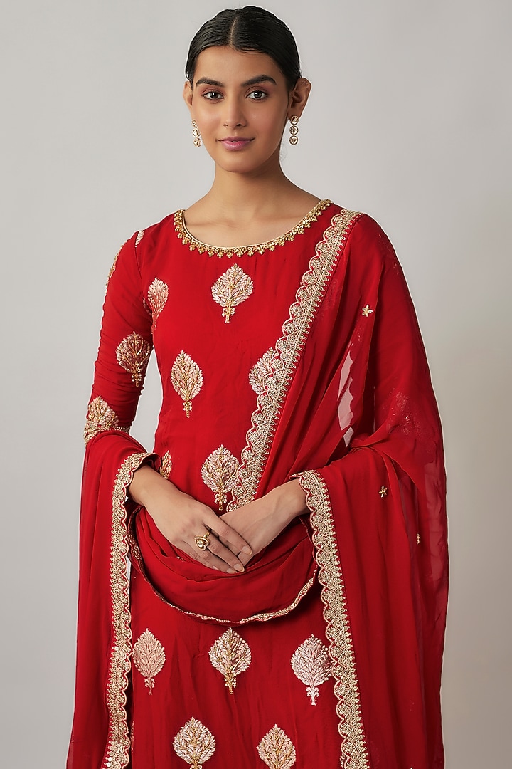 Red Viscose Georgette Zari & Cutdana Embellished Kurta Set by Renee Label at Pernia's Pop Up Shop
