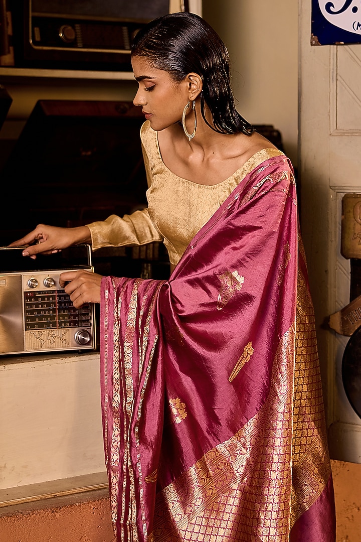 Salmon Pink Handwoven Moonga Silk Banarasi Wedding Saree Set by Resa by Ushnakmals at Pernia's Pop Up Shop