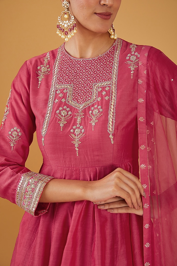 Pink Silk Blend Zari Embroidered Kurta Set by Aharin India at Pernia's Pop Up Shop