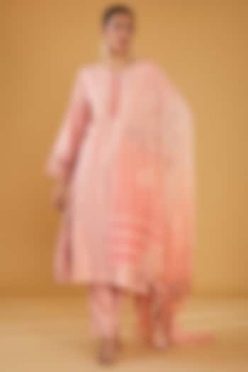 Pink Silk Blend Zari Embroidered Kurta Set by Aharin India at Pernia's Pop Up Shop