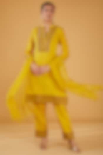 Yellow Silk Blend & Viscose Zari Embroidered Kurta Set by Aharin India at Pernia's Pop Up Shop