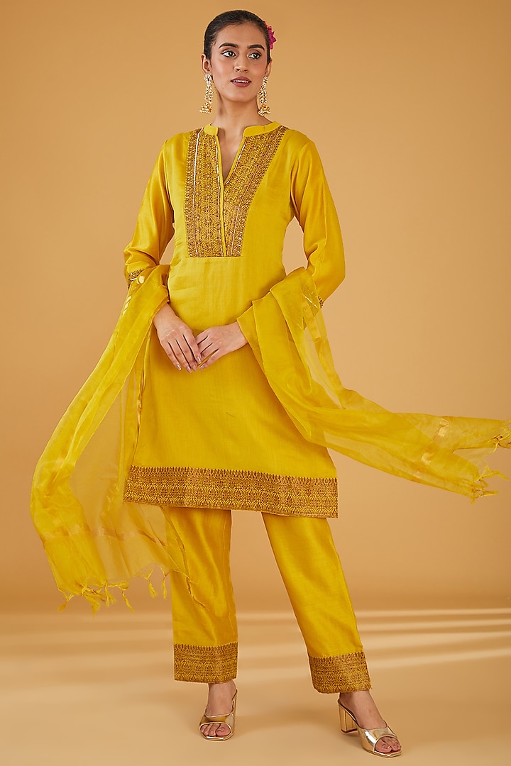 Yellow Silk Blend & Viscose Zari Embroidered Kurta Set by Aharin India at Pernia's Pop Up Shop