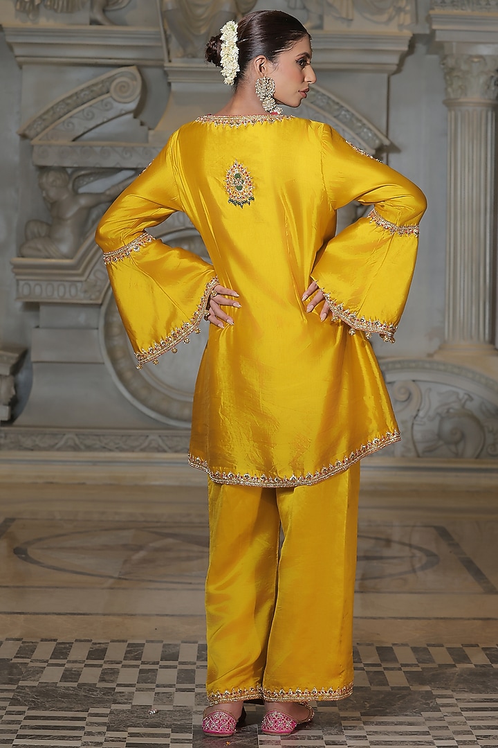 Yellow Organza & Tissue Pakistani Short Kurta Set by Rajani Gupta at Pernia's Pop Up Shop