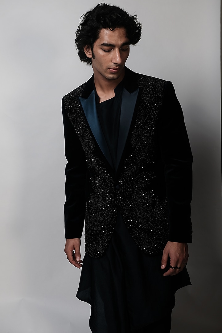 Imperial Teal Velvet Embellished Tuxedo Jacket by Rohit Gandhi & Rahul Khanna Men at Pernia's Pop Up Shop
