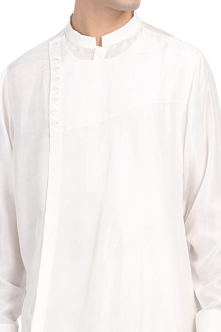 White Silk Asymmetrical Kurta Set by Rohit Gandhi & Rahul Khanna Men at Pernia's Pop Up Shop