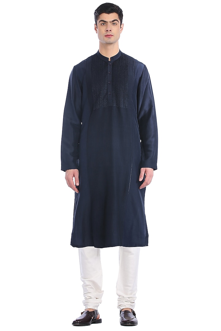 Navy Blue & White Pintuck Kurta Set by Rohit Gandhi & Rahul Khanna Men at Pernia's Pop Up Shop