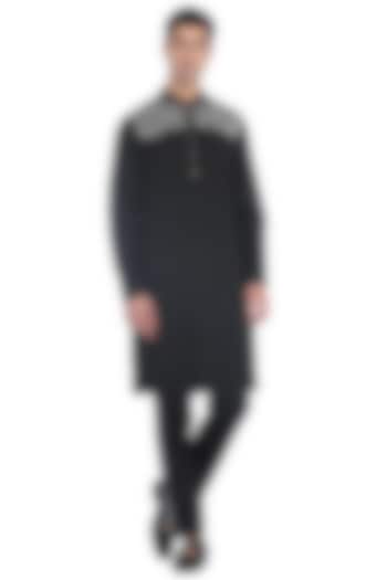 Black Thread Embroidered Kurta Set by Rohit Gandhi & Rahul Khanna Men at Pernia's Pop Up Shop