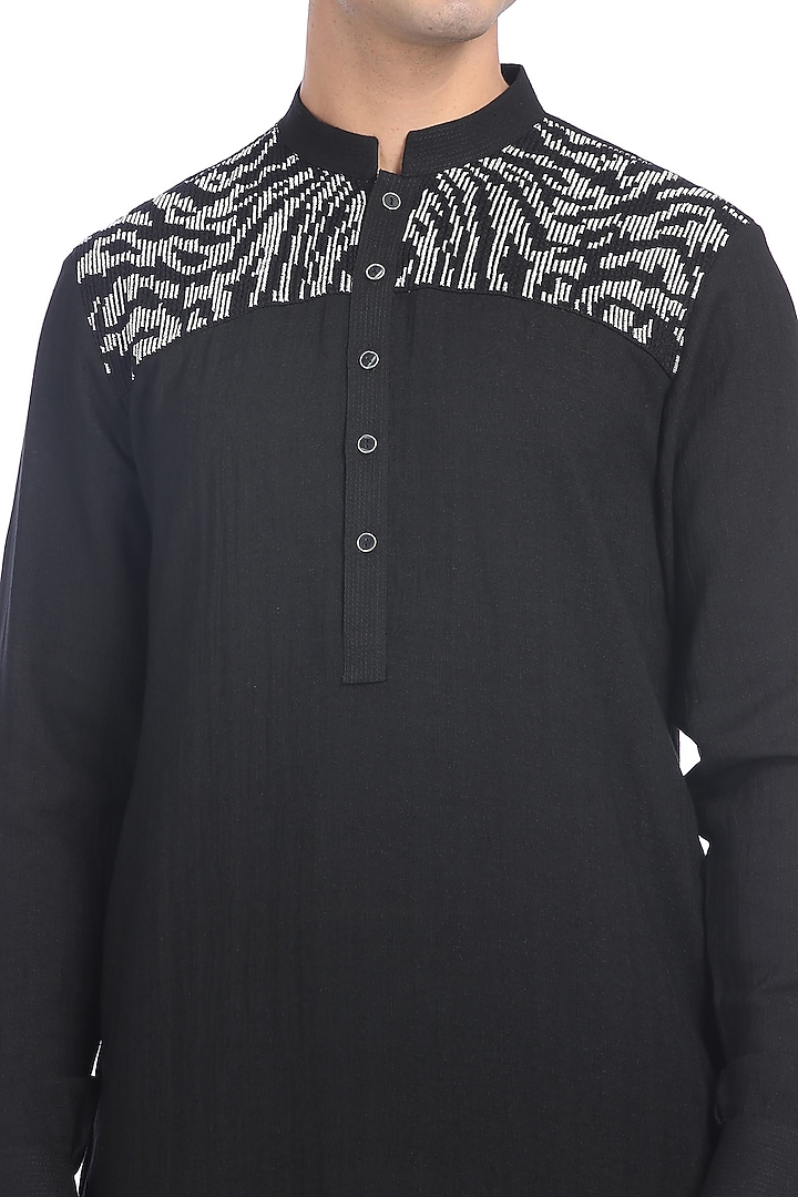 Black Thread Embroidered Kurta Set by Rohit Gandhi & Rahul Khanna Men at Pernia's Pop Up Shop