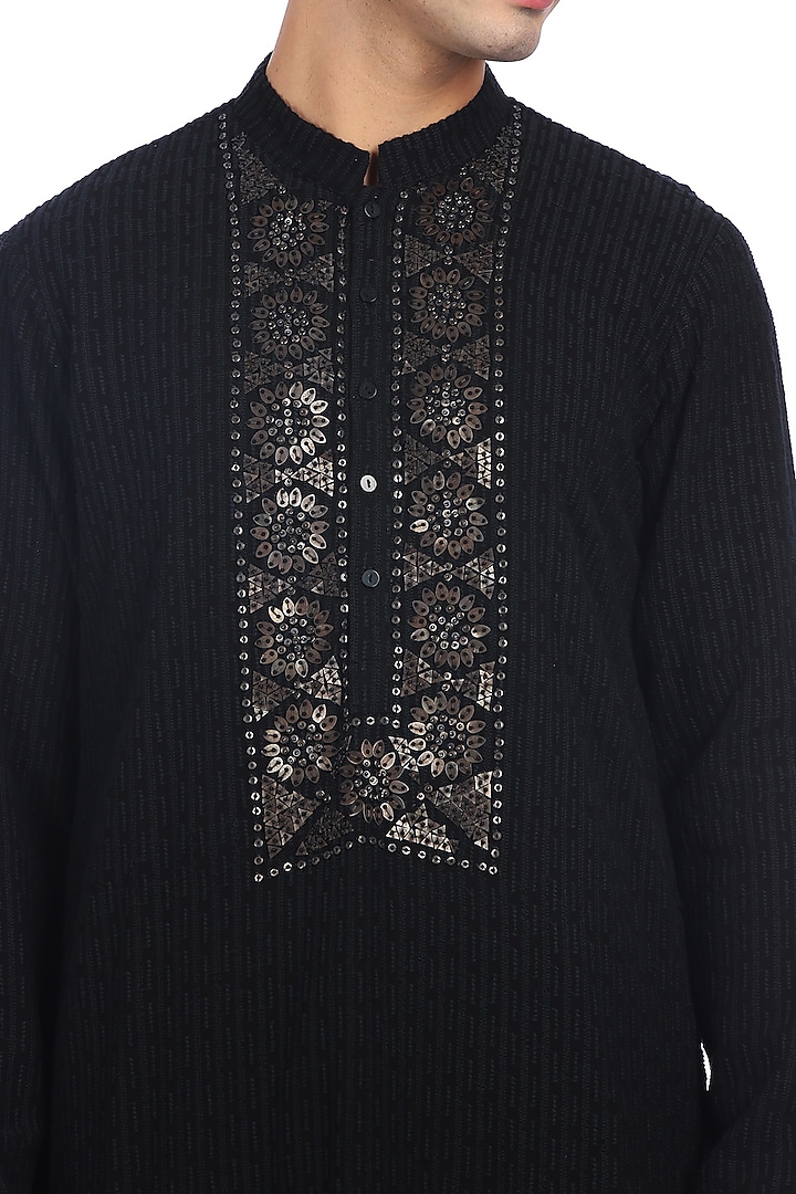 Black Chikankari Embroidered Kurta Set by Rohit Gandhi & Rahul Khanna Men at Pernia's Pop Up Shop