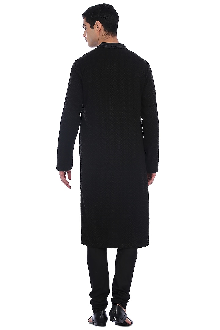 Black Embroidered Kurta Set With Stole by Rohit Gandhi & Rahul Khanna Men at Pernia's Pop Up Shop