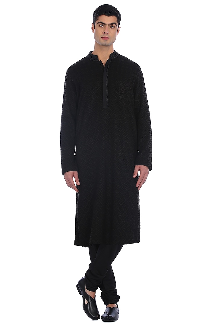 Black Embroidered Kurta Set With Stole by Rohit Gandhi & Rahul Khanna Men at Pernia's Pop Up Shop