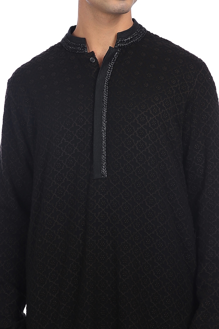 Black Embroidered Kurta Set With Stole by Rohit Gandhi & Rahul Khanna Men at Pernia's Pop Up Shop