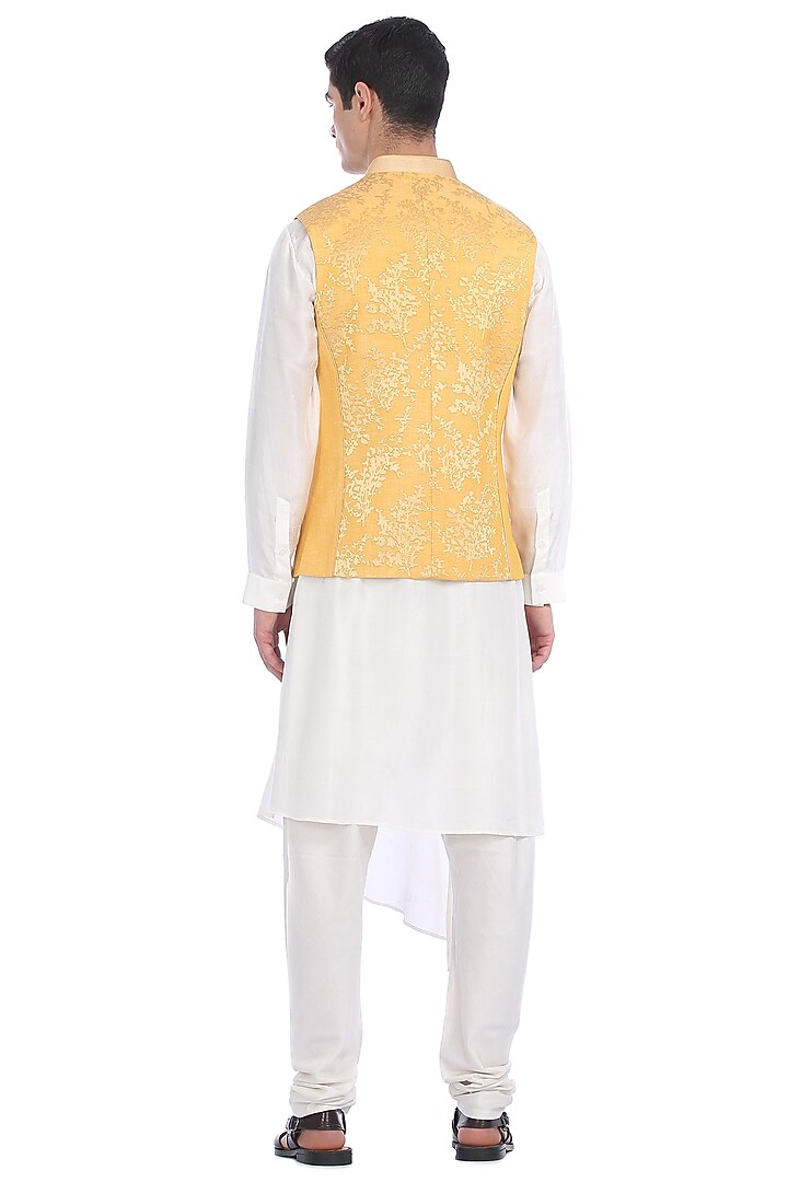 White Kurta Set With Panelled Waist Jacket by Rohit Gandhi & Rahul Khanna Men at Pernia's Pop Up Shop