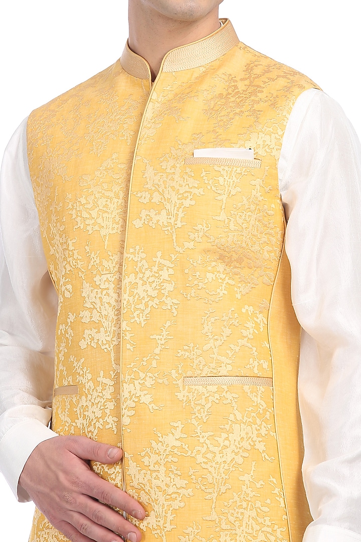 White Kurta Set With Panelled Waist Jacket by Rohit Gandhi & Rahul Khanna Men at Pernia's Pop Up Shop