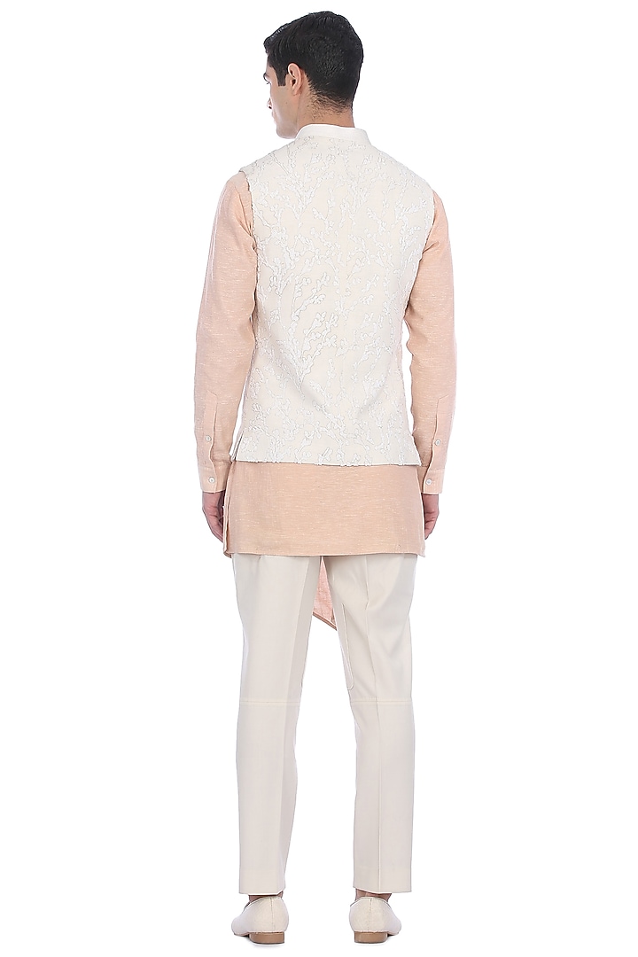 White Noil Embroidered Bundi Jacket Set by Rohit Gandhi & Rahul Khanna Men at Pernia's Pop Up Shop