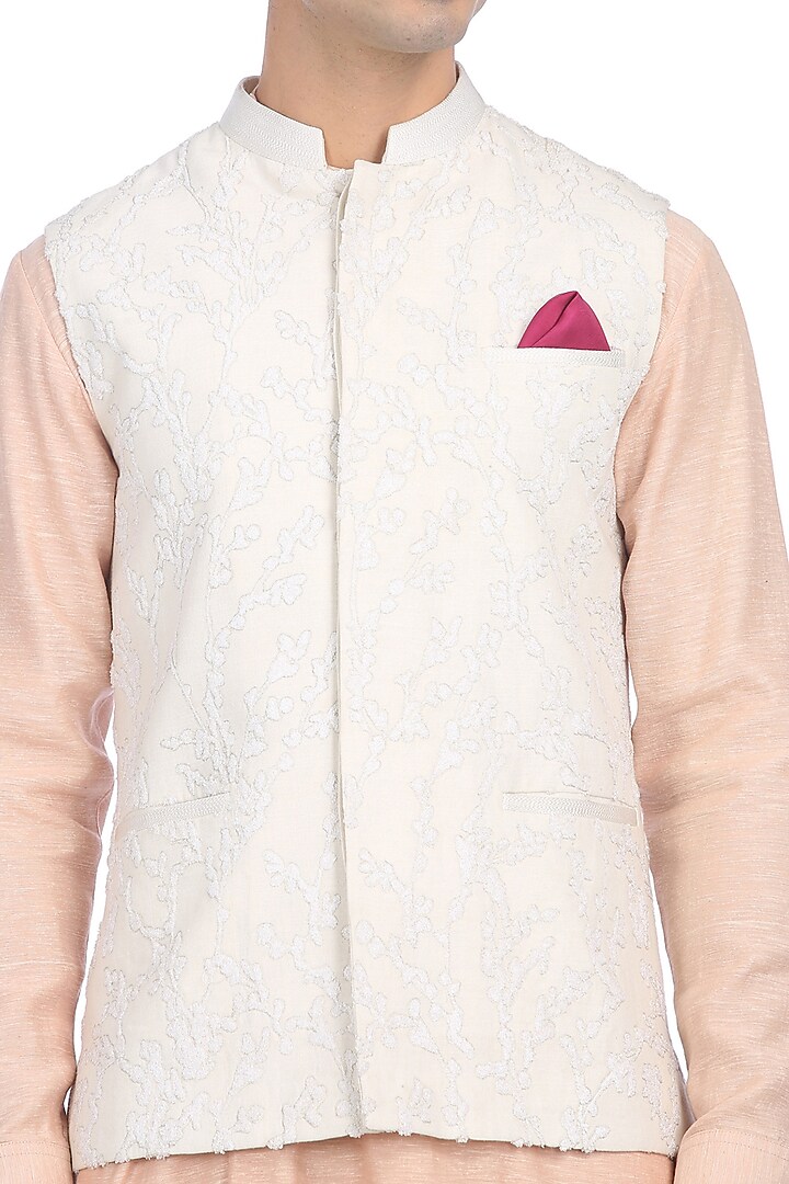 White Noil Embroidered Bundi Jacket Set by Rohit Gandhi & Rahul Khanna Men at Pernia's Pop Up Shop