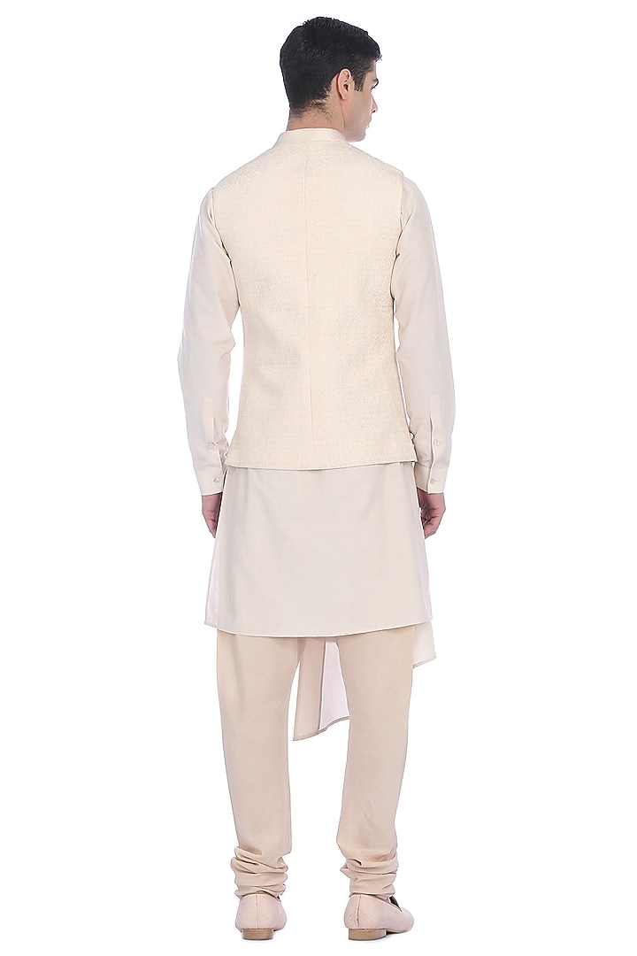 White Kurta Set With Waist Jacket by Rohit Gandhi & Rahul Khanna Men at Pernia's Pop Up Shop