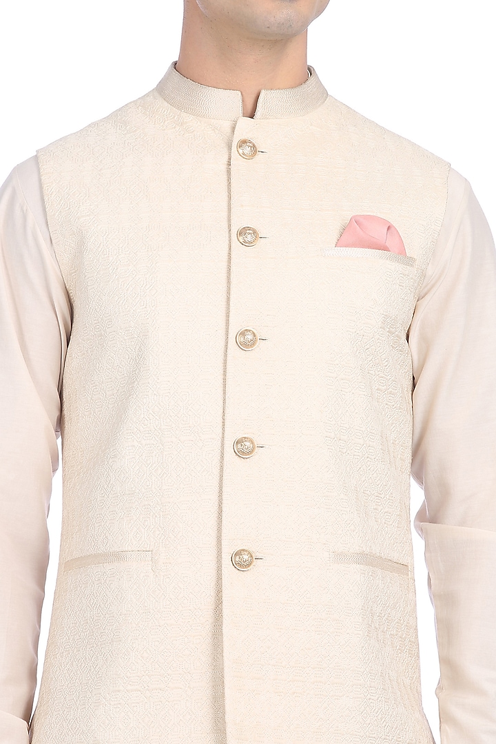 White Kurta Set With Waist Jacket by Rohit Gandhi & Rahul Khanna Men at Pernia's Pop Up Shop