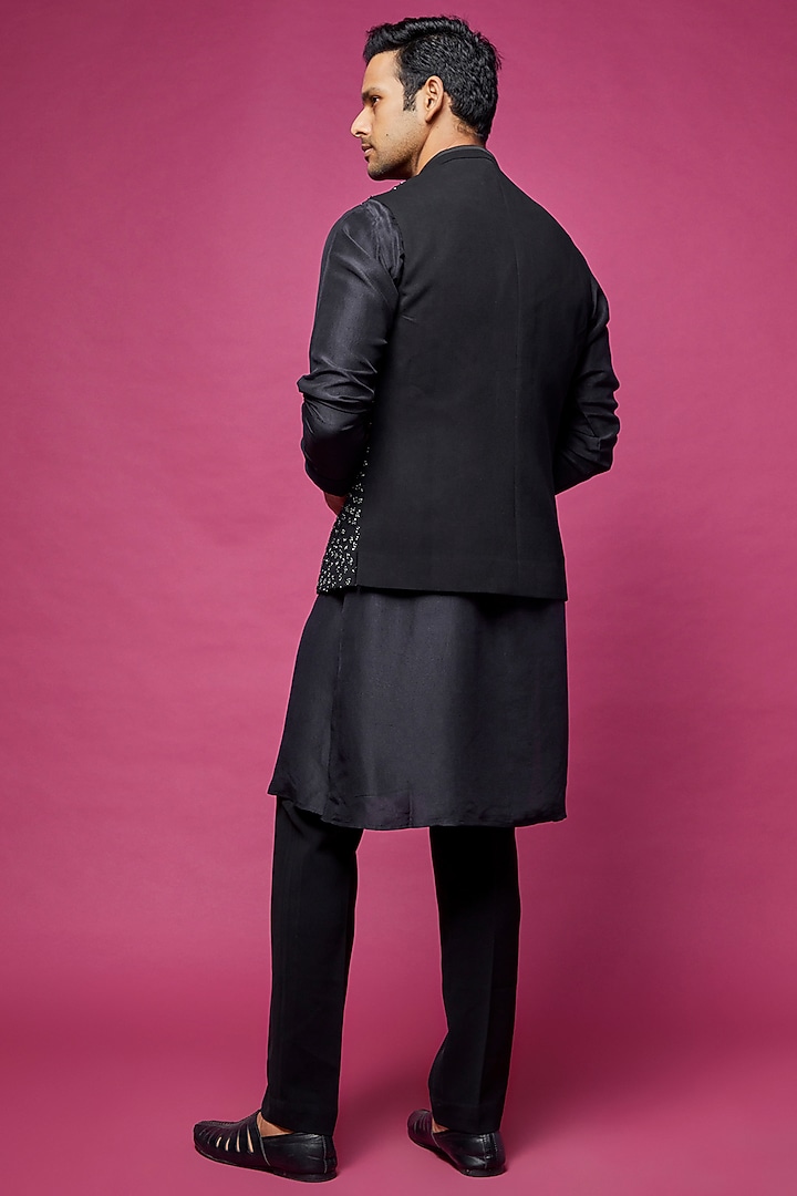 Black Crepe Embroidered Bundi Jacket by Rohit Gandhi & Rahul Khanna Men at Pernia's Pop Up Shop