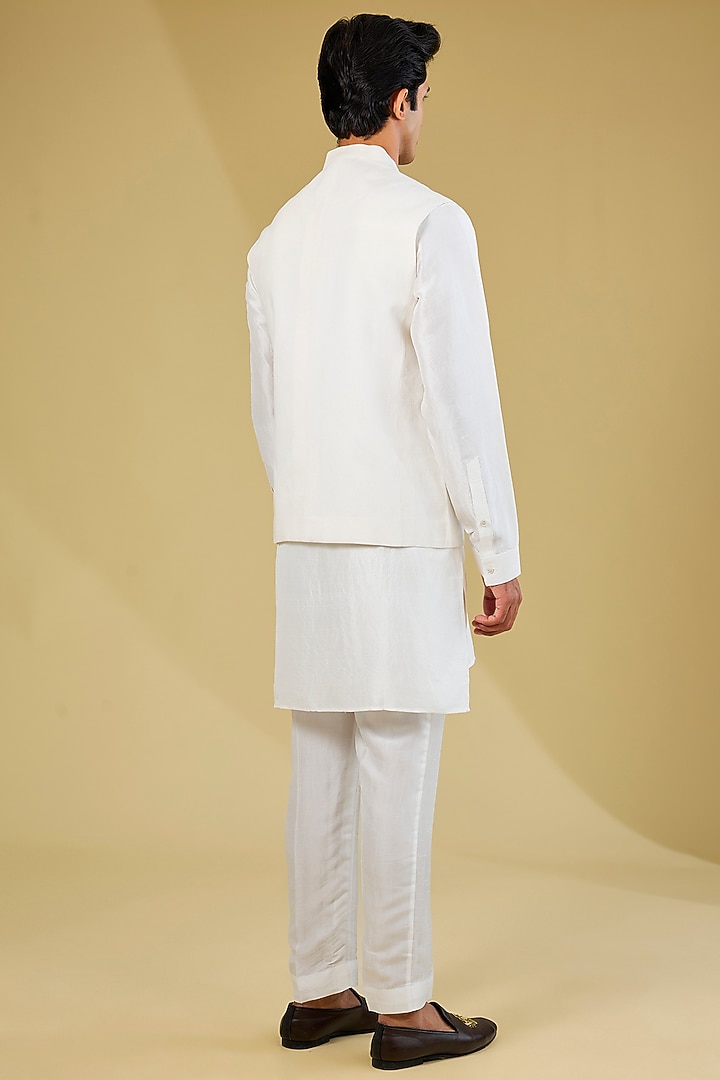 White Matka Silk Floral Embroidered Nehru Jacket Set by Rohit Gandhi & Rahul Khanna Men at Pernia's Pop Up Shop