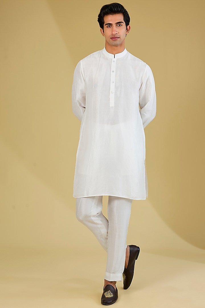 White Matka Silk Floral Embroidered Nehru Jacket Set by Rohit Gandhi & Rahul Khanna Men at Pernia's Pop Up Shop