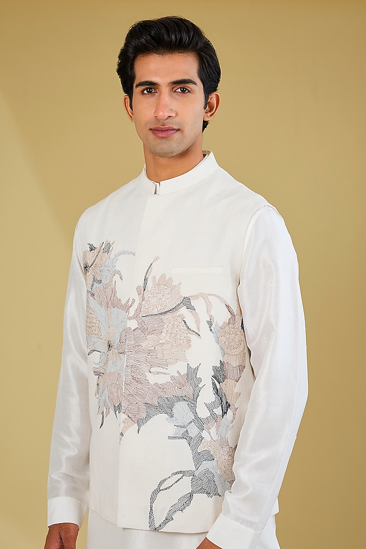 White Matka Silk Floral Embroidered Nehru Jacket Set by Rohit Gandhi & Rahul Khanna Men at Pernia's Pop Up Shop