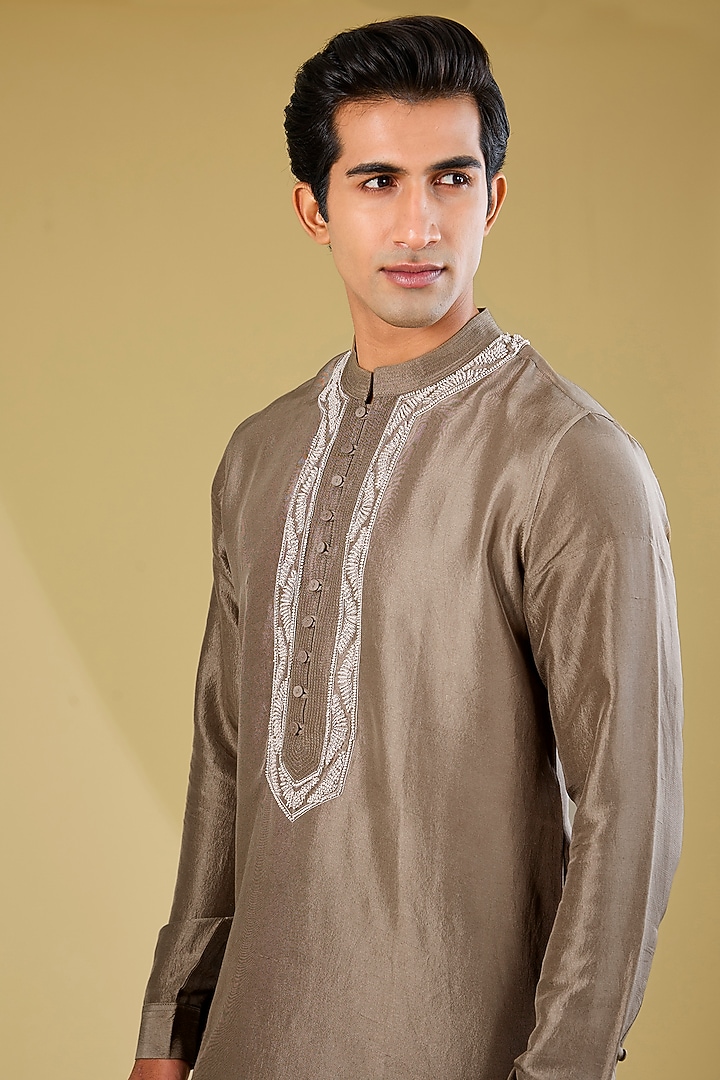 Mocha-Colored Silk Embroidered Kurta Set by Rohit Gandhi & Rahul Khanna Men at Pernia's Pop Up Shop