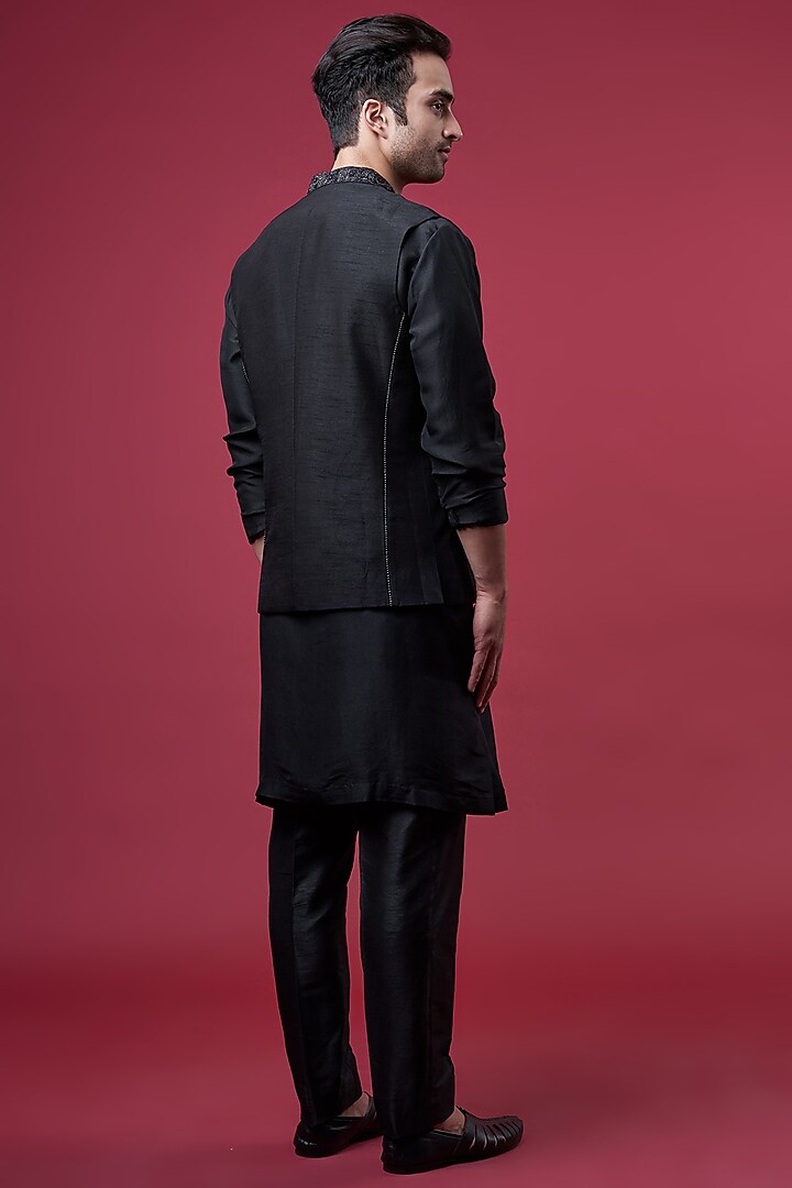 Black Silk Thread Embroidered Bundi Jacket by Rohit Gandhi & Rahul Khanna Men at Pernia's Pop Up Shop