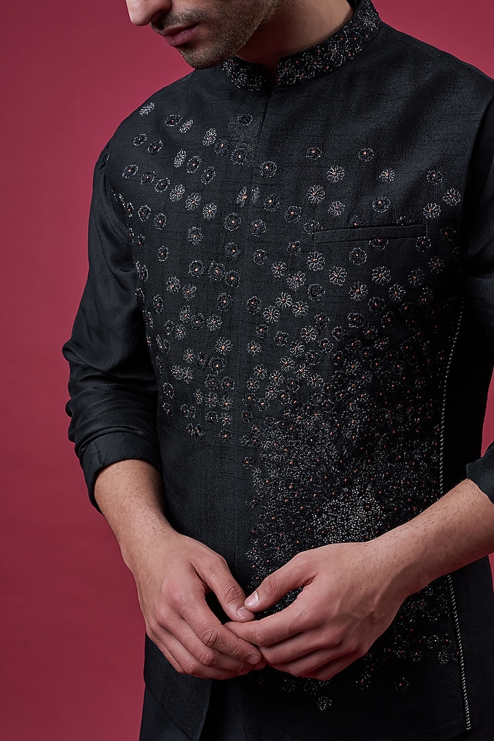 Black Silk Thread Embroidered Bundi Jacket by Rohit Gandhi & Rahul Khanna Men at Pernia's Pop Up Shop