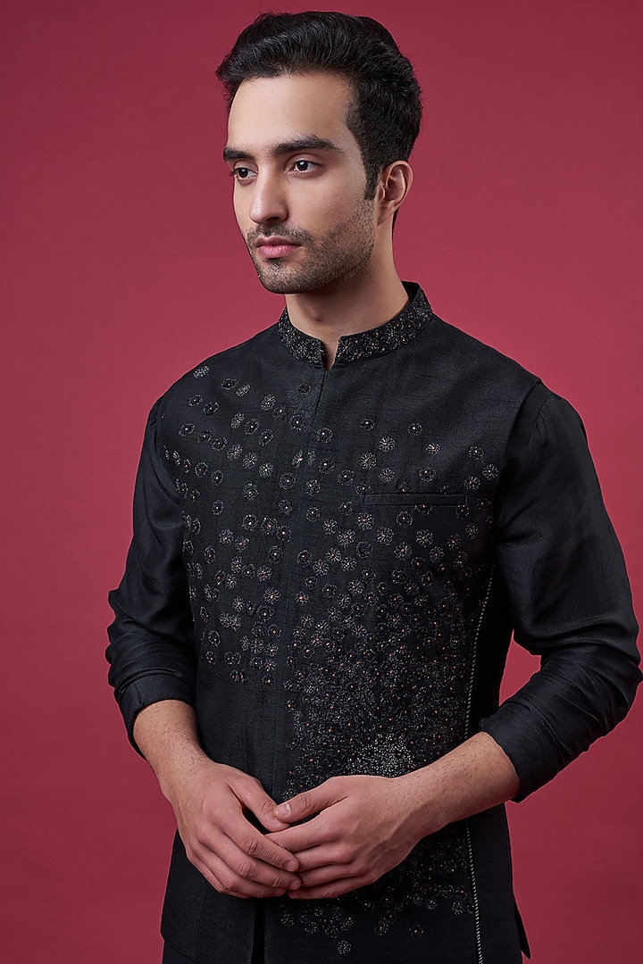 Black Silk Thread Embroidered Bundi Jacket by Rohit Gandhi & Rahul Khanna Men at Pernia's Pop Up Shop