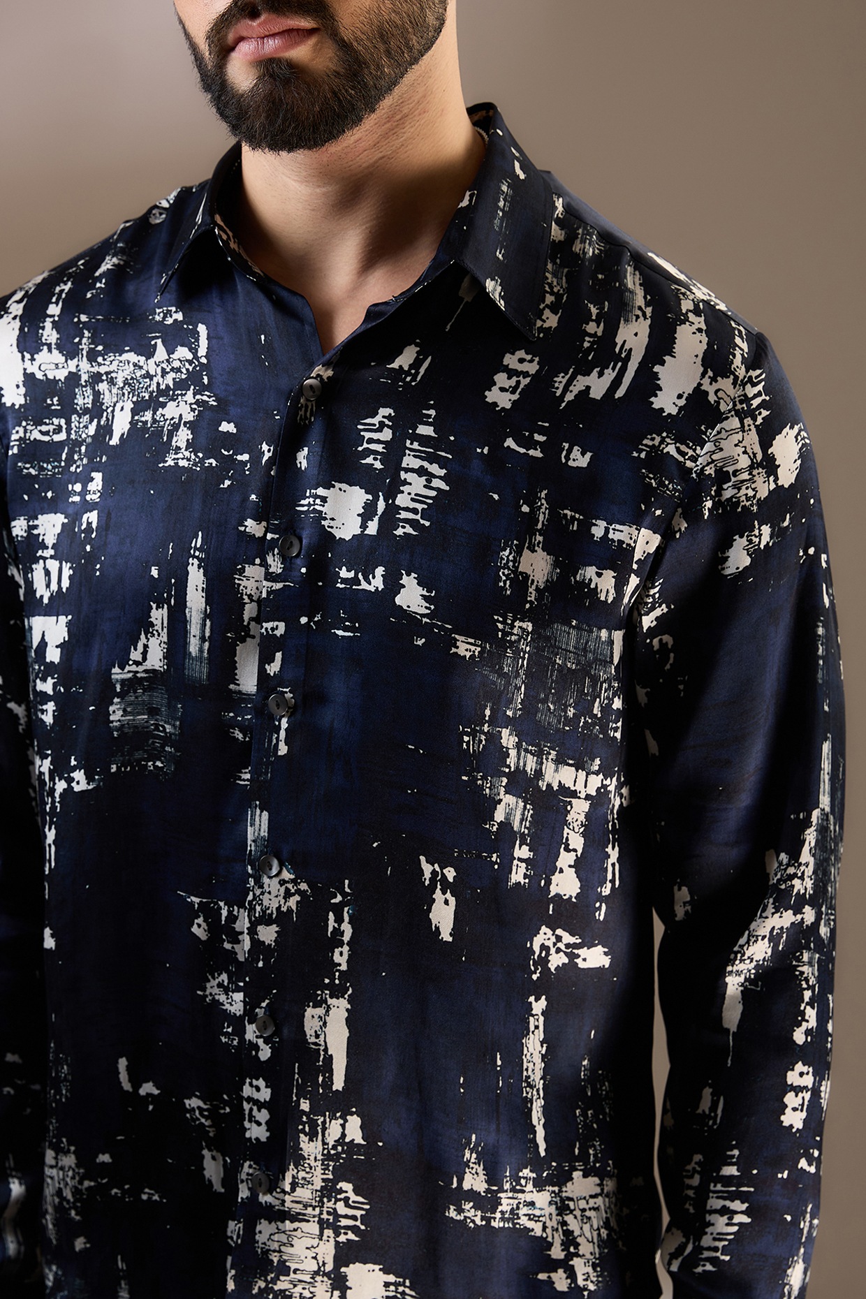 ROHT GANDHI-RAHUL KHANNA シルク　ネイビーのチュニック Midnight Blue Silk Printed Shirt by Rohit Gandhi & Rahul