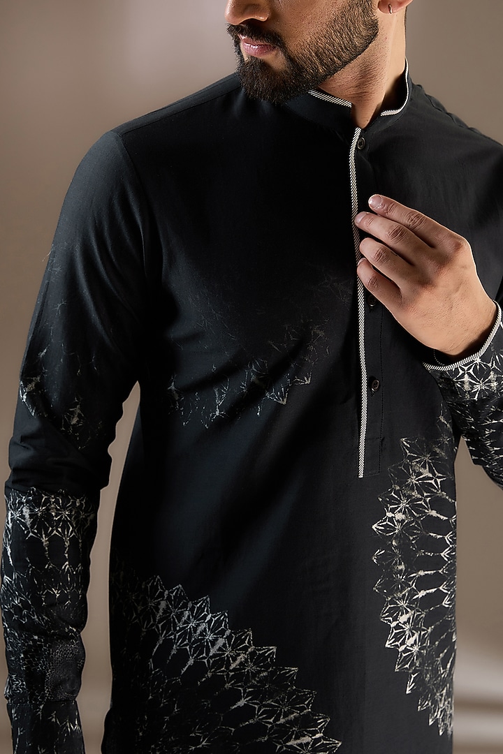 Black Linen Printed Kurta by Rohit Gandhi & Rahul Khanna Men at Pernia's Pop Up Shop
