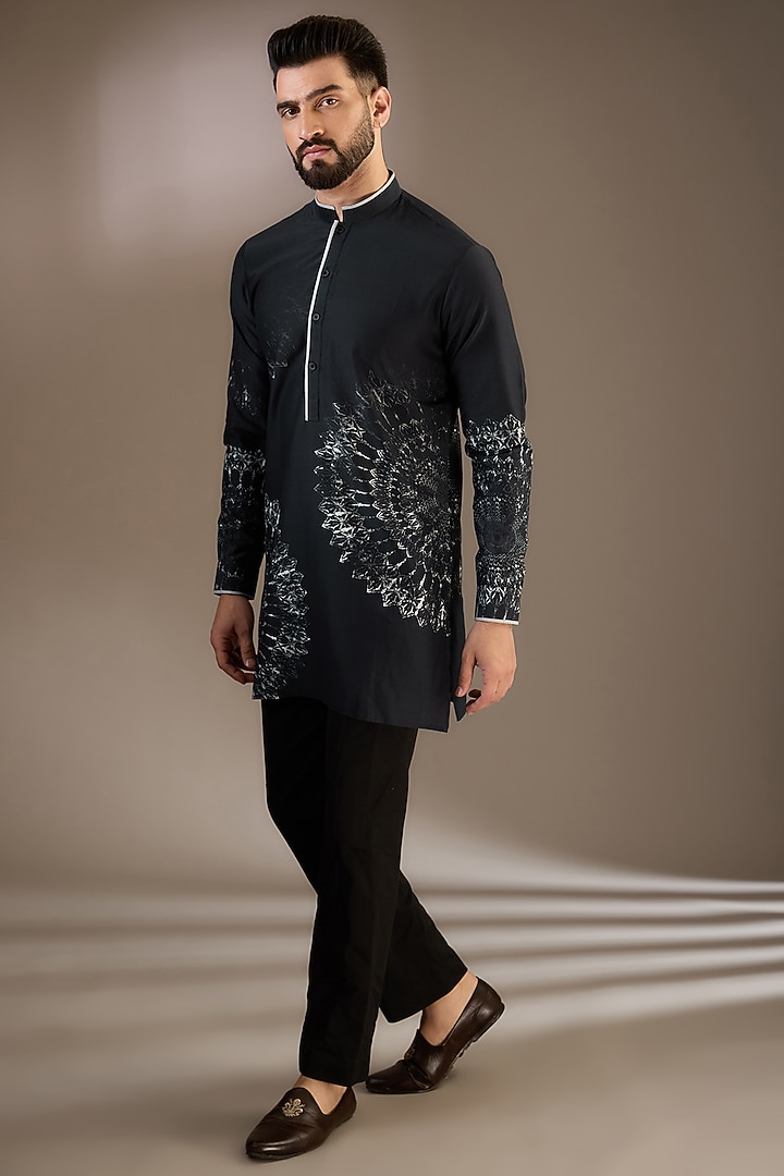 Black Linen Printed Kurta by Rohit Gandhi & Rahul Khanna Men at Pernia's Pop Up Shop