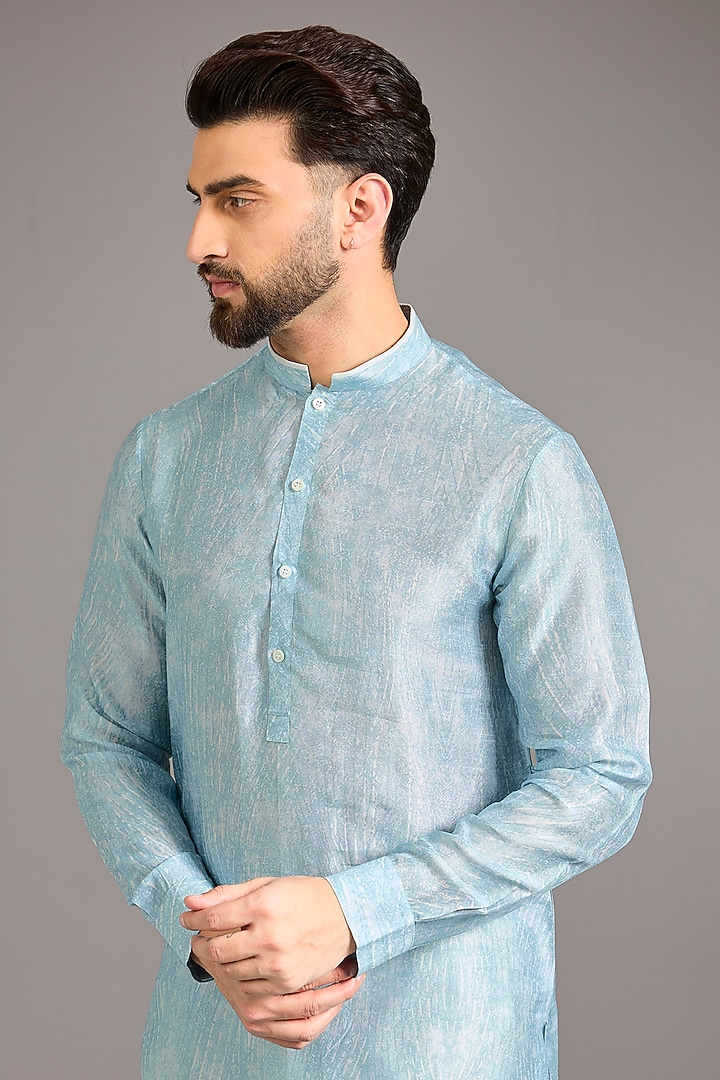 Ice-Blue Gusseted Cotton Kurta by Rohit Gandhi & Rahul Khanna Men at Pernia's Pop Up Shop