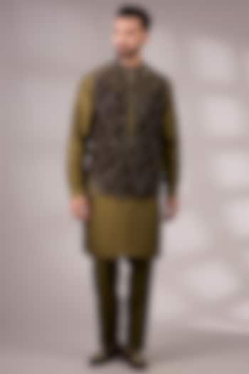 Moss-Colored Velvet & Silk Bundi Jacket Set by Rohit Gandhi & Rahul Khanna Men at Pernia's Pop Up Shop