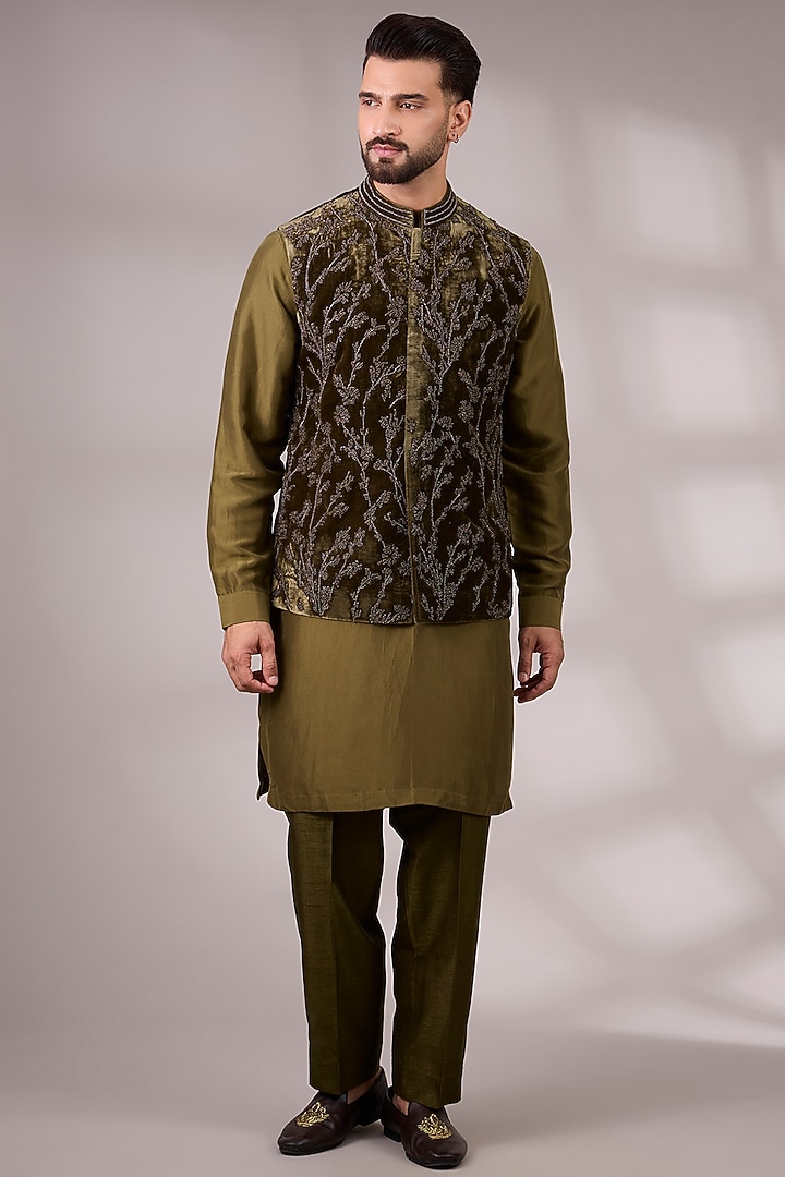 Moss-Colored Velvet & Silk Bundi Jacket Set by Rohit Gandhi & Rahul Khanna Men at Pernia's Pop Up Shop