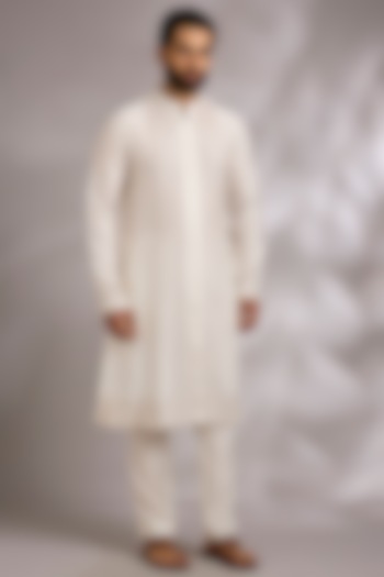 Ivory Silk Kurta Set by Rohit Gandhi & Rahul Khanna Men at Pernia's Pop Up Shop