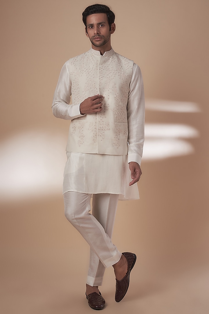 Ivory Cotton Silk Embroidered Bundi Jacket Set by Rohit Gandhi & Rahul Khanna Men at Pernia's Pop Up Shop