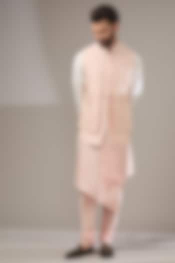 Cloud Pink Silk Embroidered Bundi Jacket by Rohit Gandhi & Rahul Khanna Men at Pernia's Pop Up Shop