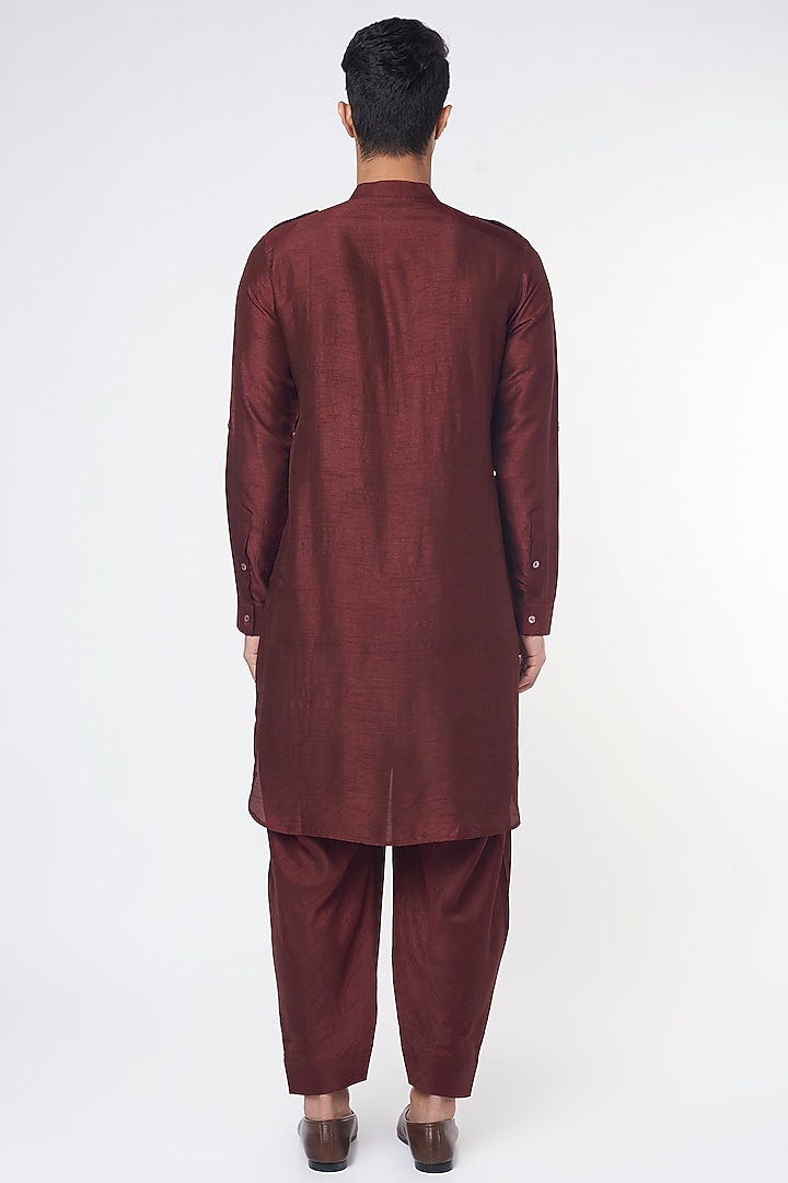 Maroon Raw Silk Kurta Set by Rohit Gandhi & Rahul Khanna Men at Pernia's Pop Up Shop