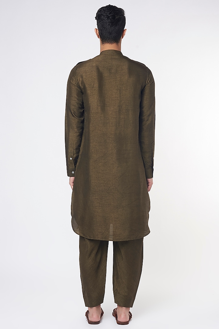 Olive Green Raw Silk Pathani Kurta Set by Rohit Gandhi & Rahul Khanna Men at Pernia's Pop Up Shop