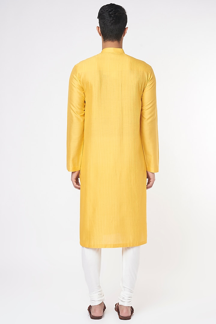 Yellow Cotton Kurta Set by Rohit Gandhi & Rahul Khanna Men at Pernia's Pop Up Shop