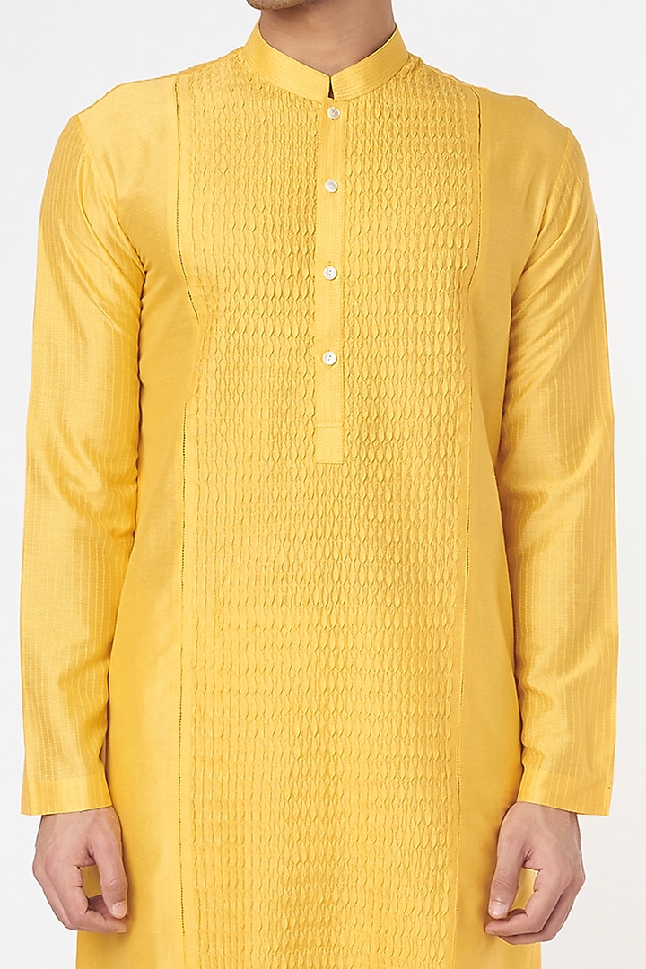Yellow Cotton Kurta Set by Rohit Gandhi & Rahul Khanna Men at Pernia's Pop Up Shop