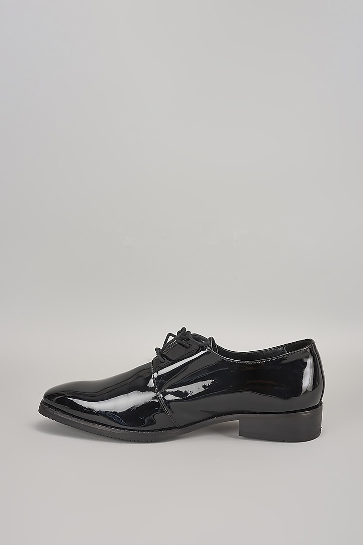 Black Leather Shoes by Rohit Gandhi & Rahul Khanna Men at Pernia's Pop Up Shop