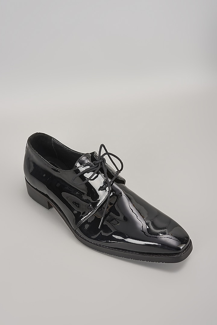 Black Leather Shoes by Rohit Gandhi & Rahul Khanna Men at Pernia's Pop Up Shop