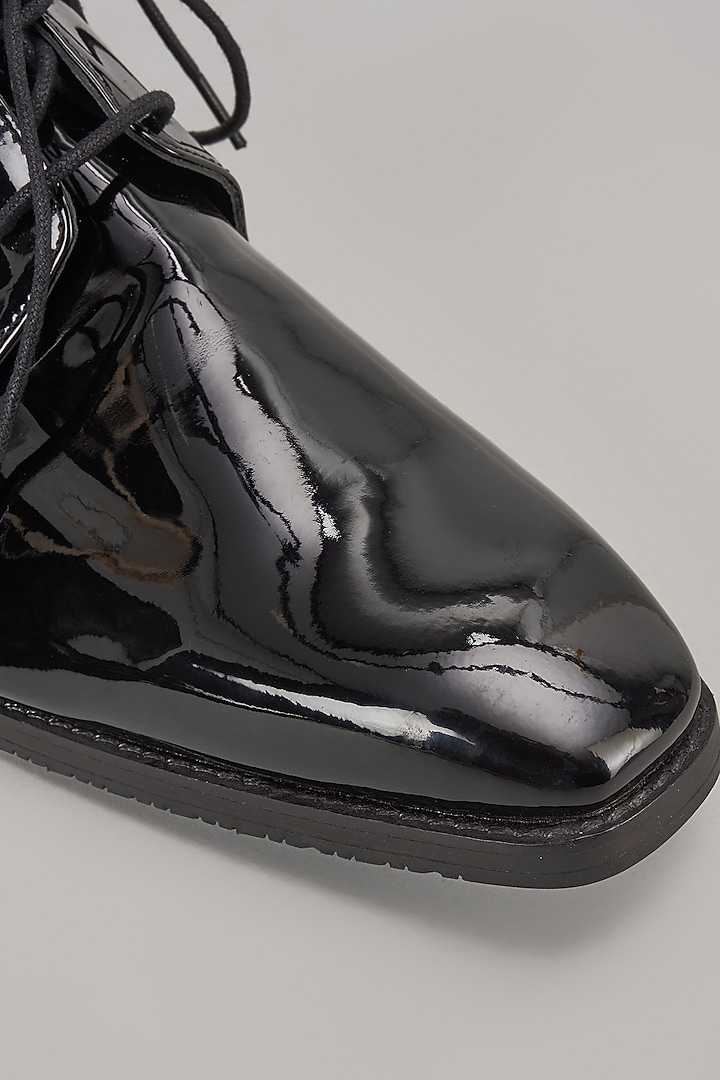 Black Leather Shoes by Rohit Gandhi & Rahul Khanna Men at Pernia's Pop Up Shop