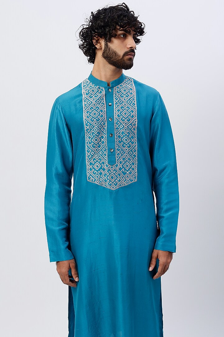 Turquoise Silk Embroidered Kurta Set by Rohit Gandhi & Rahul Khanna Men at Pernia's Pop Up Shop